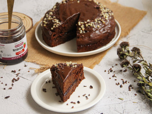 Tarta de chocolate con mermelada de frambuesas