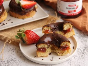 Lee más sobre el artículo Donuts al horno rellenos de mermelada de fresa
