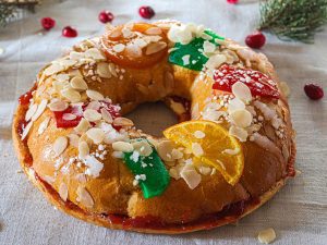 Lee más sobre el artículo Roscón de Reyes relleno de mermelada de fresa